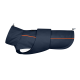 Ein marineblauer Hundemantel mit einem orangefarbenen Streifen, mit einer Reißverschlusstasche und dem eingeprägten Text "DOG IDEA" an der Seite.