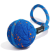 Windhund spielt mit einem blauen Seilballspielzeug, das von einer Hand vor weißem Hintergrund gehalten wird.