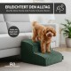 Kleiner brauner Hund auf grünen Haustierstufen neben Sofa; deutscher Text „ERLEICHTERT DEN ALLTAG“ und „Stufen mit abgerundeten Ecken“