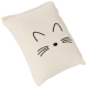 Un petit coussin pour animaux de compagnie de couleur crème avec un design simple de visage de chat noir avec des moustaches et des oreilles.