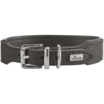 Graues Lederhalsband mit silberner Schnalle und D-Ring, abgesteppten Kanten und Metallanhänger mit der Aufschrift 'HUNTER'.