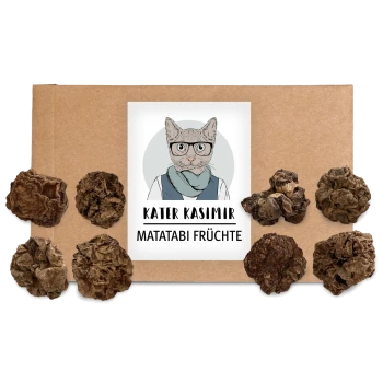Ein Kartonpaket mit einem Etikett mit dem Text "KATER KASIMIR MATATABI FRÜCHTE" und mehreren getrockneten Matatabi-Früchten, die darum angeordnet sind.