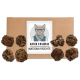 Ein Kartonpaket mit einem Etikett mit dem Text "KATER KASIMIR MATATABI FRÜCHTE" und mehreren getrockneten Matatabi-Früchten, die darum angeordnet sind.