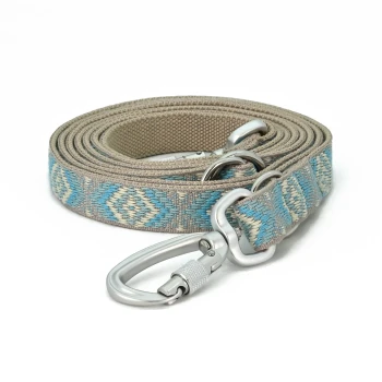 Boho-Chic Hundeleine Sky 2 m Eine stilvolle Hundeleine mit einem gewebten blauen und beigen geometrischen Muster, mit einem silbernen Metallclip zur Befestigung.