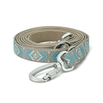 Eine stilvolle Hundeleine mit einem gewebten blauen und beigen geometrischen Muster, mit einem silbernen Metallclip zur Befestigung.