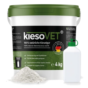 Behälter mit kiesoVET 100% natürlicher Kieselgur, 4 kg, mit einer kleinen Flasche daneben; der Text enthält Anwendungshinweise und Vorteile.