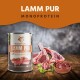 Dosenfutter für Haustiere mit der Aufschrift "Lamm Pur" von Wildfang, mit rohen Lammstücken und Innereien auf einer Holzoberfläche, mit dem Text "MONOPROTEIN" darüber.