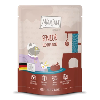Tiernahrungstasche mit der Aufschrift "Mjamjam Senior Leckeres Rind" mit einer Cartoon-Katze, die hohen Fleischanteil, getreidefrei, Mono-Protein und Seniorenfutter hervorhebt.