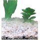 Aquarium-Szene mit künstlichen grünen Pflanzen und einem Bett aus kleinen weißen und grauen Kieseln auf schwarzem Hintergrund.