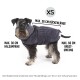 Ein kleiner Hund in einem dunkelgrauen Bademantel mit Größenbeschränkungen: "XS," "MAX. 36 CM RÜCKEN," "MAX. 30 CM HALS," "MAX. 60 CM BRUST."