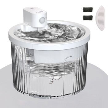 Weißer Trinkbrunnen für Haustiere, klarer gerippter Wasserbehälter mit wirbelndem Wasser, 'MAX' Füllmarke, zwei schwarze Schaumstofffilter.