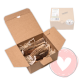 Geöffnete Kraftbox mit Hirschgeweih-Hundekauknochen auf Füllpapier; geschlossene Schachtel mit der Aufschrift 'FOURLEGS' und rosa Herz
