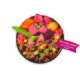 Schüssel mit Haustierfutter mit rohen und gekochten Fleischstücken, Erbsen, Karotten, Kartoffel; pinker Anhänger mit der Aufschrift 'wie frisch gekocht*'.