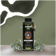 Flasche mit ALPHAZOO Care SpielFreude Haustieröl für Hunde und Katzen, mit einem Pfotenabdruck und Bildern von Haustierfutter, auf einem grünen Hintergrund.
