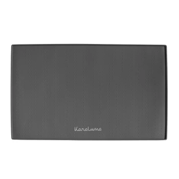 Eine schlanke, rechteckige graue Futtermatte für Haustiere mit einer strukturierten Oberfläche und dem Markennamen "Karaluna" elegant in Weiß gedruckt.