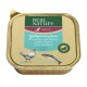 Nourriture pour chat Real Nature Adult dans un contenant doré et vert, contenant de la volaille avec du saumon, des pommes de terre et de l'huile distillée.
