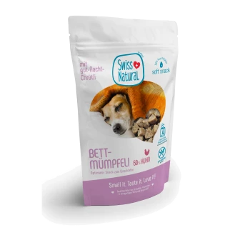 Weißer wiederverschließbarer Beutel von Swiss Natural mit weichen Snacks, beschriftet 'Bett-Mümpfeli 60% Huhn' und 'Smell it. Taste it. Love it!'.