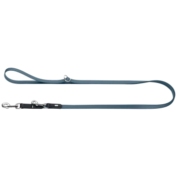 Blaue, flache Hundeleine mit Handschlaufe, silbernem O-Ring und Drehkarabiner, mit schwarzer Lederlasche und kleinem Metall-Logoschild.