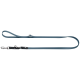 Blaue, flache Hundeleine mit Handschlaufe, silbernem O-Ring und Drehkarabiner, mit schwarzer Lederlasche und kleinem Metall-Logoschild.