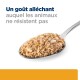 Une cuillère de nourriture pour animaux texturée avec de petits morceaux, accompagnée du texte "Un goût alléchant auquel les animaux ne résistent pas."