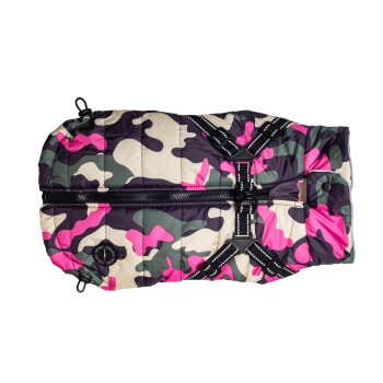 Eine bunte, camouflierte Haustierjacke mit rosa, grün und beige Tönen, mit einem Reißverschluss und verstellbaren Riemen für einen sicheren Sitz.
