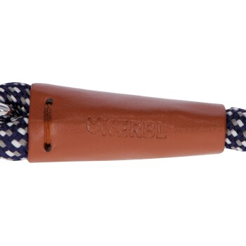 Nahaufnahme einer blau-weißen geflochtenen Haustierleine mit braunem Ledergriff, geprägt mit dem Markennamen "KERBL".