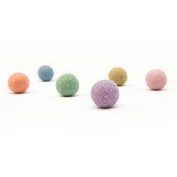 Eine Sammlung von sechs bunten Filzkugeln in Pastellfarben von Rosa, Lila, Grün, Blau, Orange und Gelb, auf einem weißen Hintergrund angeordnet.