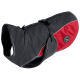 Eine schwarze und rote Hundejacke mit einem Reißverschluss und verstellbarem Riemen, mit einem Logo-Patch, das "Outdoor Hunter" liest.