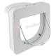 Porte pour animaux de compagnie blanche avec un clapet transparent, avec un voyant lumineux vert et rouge, étiqueté "PetSafe."