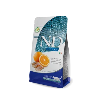 Packung N&D Ocean Katzenfutter mit Hering und Orangerezept, mit Bildern von Heringfilets und einer Orange, gekennzeichnet für erwachsene Katzen.
