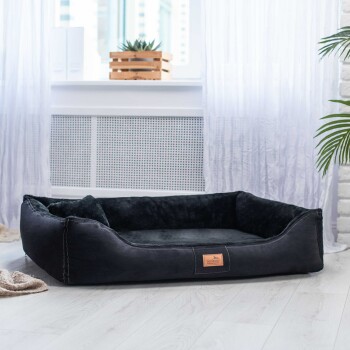 Ein geschichtetes Haustierbett-Design, das einen schwarzen Außenbezug, mehrere Schaumstoffschichten und eine Basis zeigt, wobei Komfort und Unterstützung betont werden.