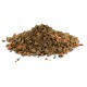 Ein Haufen von Tierfutter-Kibble mit braunen und orangefarbenen Stückchen, vor einem weißen Hintergrund.