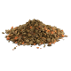 Ein Haufen von Tierfutter-Kibble mit braunen und orangefarbenen Stückchen, vor einem weißen Hintergrund.