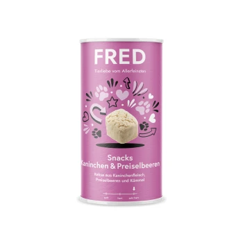Dose mit FRED-Haustiersnacks, die ein helllila Design aufweist, beschriftet mit 'Snacks Kaninchen & Preiselbeeren', mit Illustrationen von Herzen und Pfotenabdrücken.