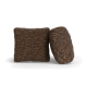 Zwei braune, strukturiert trockene Tierfutterkroketten, eine quadratisch und eine gerundet, auf neutralem Hintergrund.