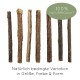 Sechs natürliche Holzstäbe in verschiedenen Größen und Farben, beschriftet mit "100% NATURPRODUKT" und "Natürlich bedingte Variation in Größe, Farbe & Form."