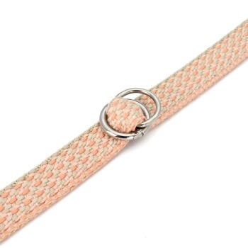 Eine Nahaufnahme einer gewebten Haustierleine in sanften Rosa- und Beigetönen, mit einem Metallring zur Befestigung.