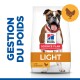 Sac de nourriture pour chien Hill's Science Plan Light présentant un heureux chien Boxer, étiqueté "Gestion du Poids" et "avec du Poulet."
