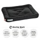 Schwarzes rechteckiges Haustierbett mit gepolstertem Design, beschriftet mit "Doctor Bark", mit Text über Haltbarkeit, Hygiene und Pflegehinweise.