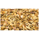 Getrocknete Apfelstücke, die auf einer Oberfläche verstreut sind, mit verschiedenen Brauntönen, ideal für Tierleckereien oder Snacks.