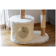 Weißer plüschiger Katzenbaum mit Holzpfosten und Sisal-Kratzbereich auf Holzboden.