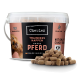 Chewies Hundetraining Leckerlis mit Pferdeprotein, getreidefrei. Zeigt einen verspielten Hund und Texte: "TRAININGS FINDEN STATT," "PFERD," "HERGESTELLT IN DEUTSCHLAND."