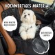 Ein kleiner Hund sitzt auf einem schwarzen, gesteppten Autositzbezug, der "Hochwertiges Material", "Keine Kratzer" und "Rutschfeste Noppen" zeigt.