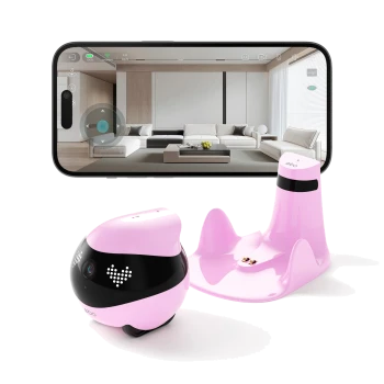 Ein pinker Haustierkamera-Roboter mit einem herzförmigen LED-Display steht neben seiner Ladestation, während ein Smartphone eine Live-Ansicht eines modernen Wohnzimmers zeigt.
