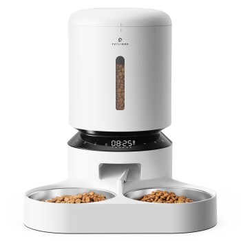 Eine graue Katze benutzt einen modernen automatischen Futterspender mit schwarzem Design und einer rosa Futterschüssel, die deutschen Text über sicheren Zugang enthält.