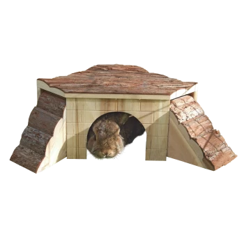 Ein hölzernes Kaninchenhaus mit einem mit Rinde bedeckten Dach und seitlichen Eingängen, mit einem braunen Kaninchen, das aus der vorderen Öffnung schaut.