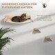 Eine getigerte Katze entspannt sich auf einem wandmontierten Bett mit Regalen darunter, mit Text über modernes Design für glückliche Katzen.