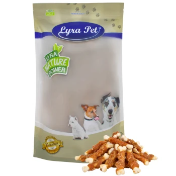 Lyra Pet Hundeleckerlipackung mit einer Vielzahl von Hunden auf der Vorderseite, mit einem Haufen Kaustäbchen davor.