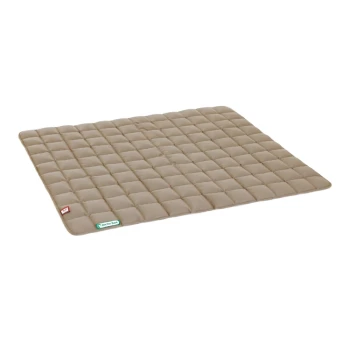 Eine beige Haustiermatte mit einem gesteppten Design, mit einem kleinen roten Etikett und einem grünen Label, das "Doctor Bark" liest.