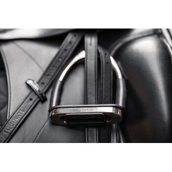 Nahaufnahme eines schwarzen Lederpferdesattels mit einem silbernen Steigbügel, der mit "EQUINATE" beschriftet ist, und detaillierten Nähten und Riemen.